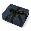 Boîte cadeau rectangulaire 25 x 20 x 8 cm en carton bleu marine avec ruban noir décoratif