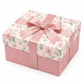 Boîte cadeau carrée 25 x 25 x 12 cm en carton rose à motif floral avec ruban satiné